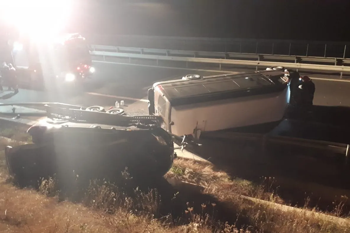 Accident pe A1. Trei persoane rănite după ce un microbuz s-a răsturnat