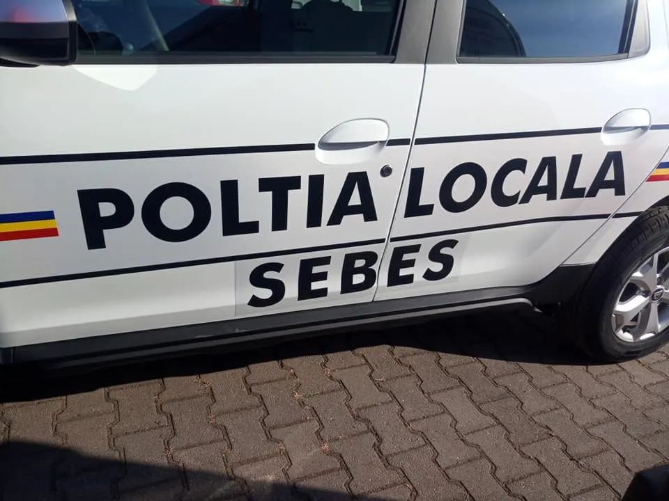 Inscripționare greșită pe mașina Poliției Locale Sebeș