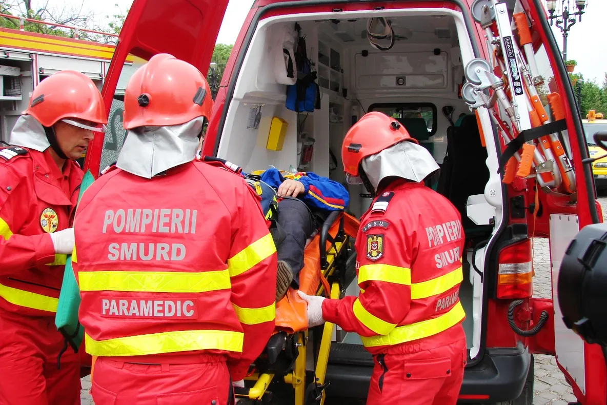 Accident pe raza comunei Valea Lungă. Două persoane încarcerate