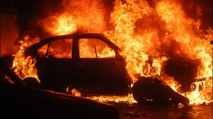 Autoturism incendiat chiar în fața casei