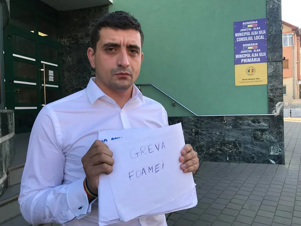 Protest în fața primăriei Alba Iulia. Autoritățile, împotriva Marșului Unirii