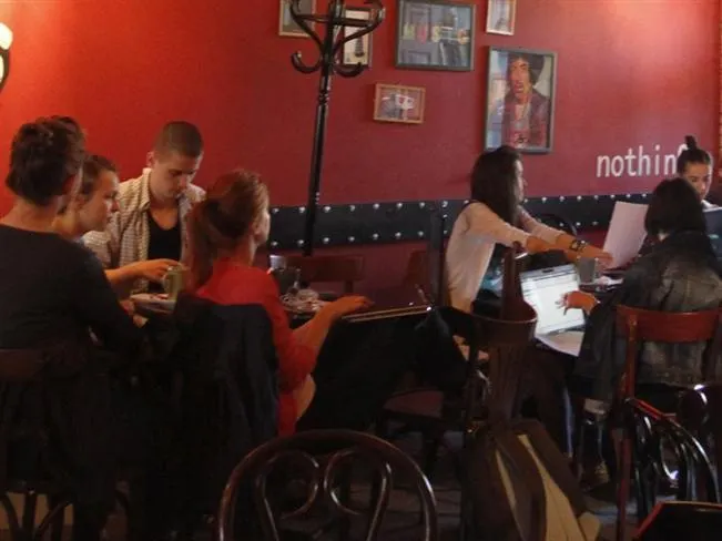 129 de chiulangii găsiți în cafenele