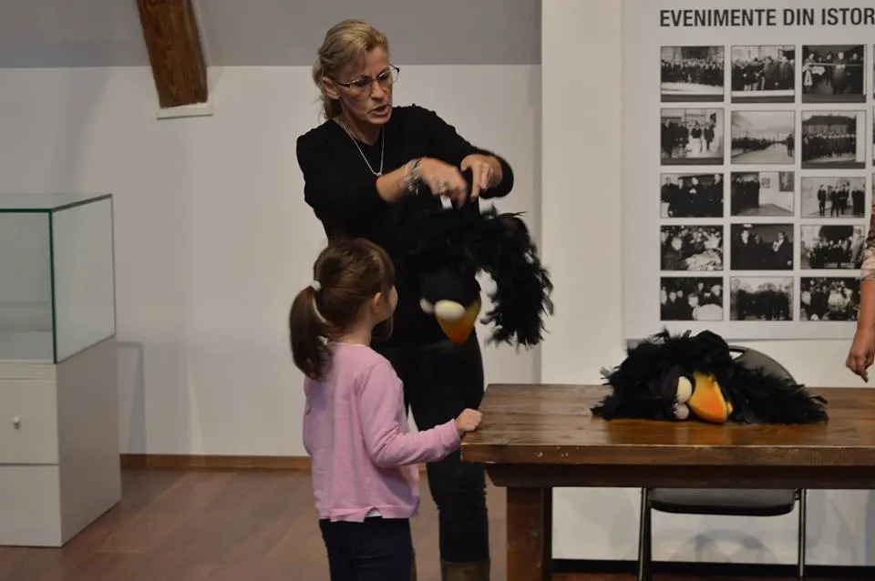 Foto-Video: Lecție despre meseria de păpușar cu actorii Teatrului de Păpuși PRICHINDEL