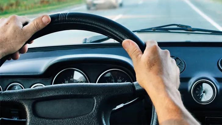 Un șofer beat a intrat în sensul giratoriu de pe strada Alexandru Ioan Cuza din Alba Iulia