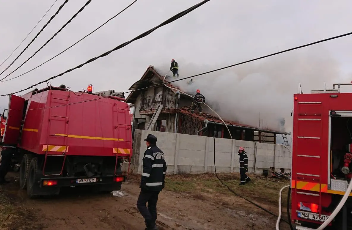FOTO: Incendiu la acoperișul unei case din Vințu de Jos