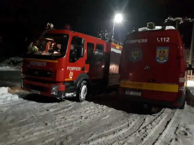 Un bărbat a căzut în Arieș, lângă barajul de la Mihoiești. Scafandrii îl caută în miezul nopții