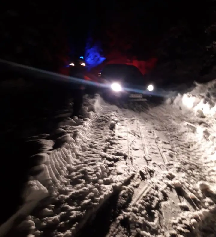 FOTO: Turiști rămași blocați cu mașina în zăpadă la Arieșeni