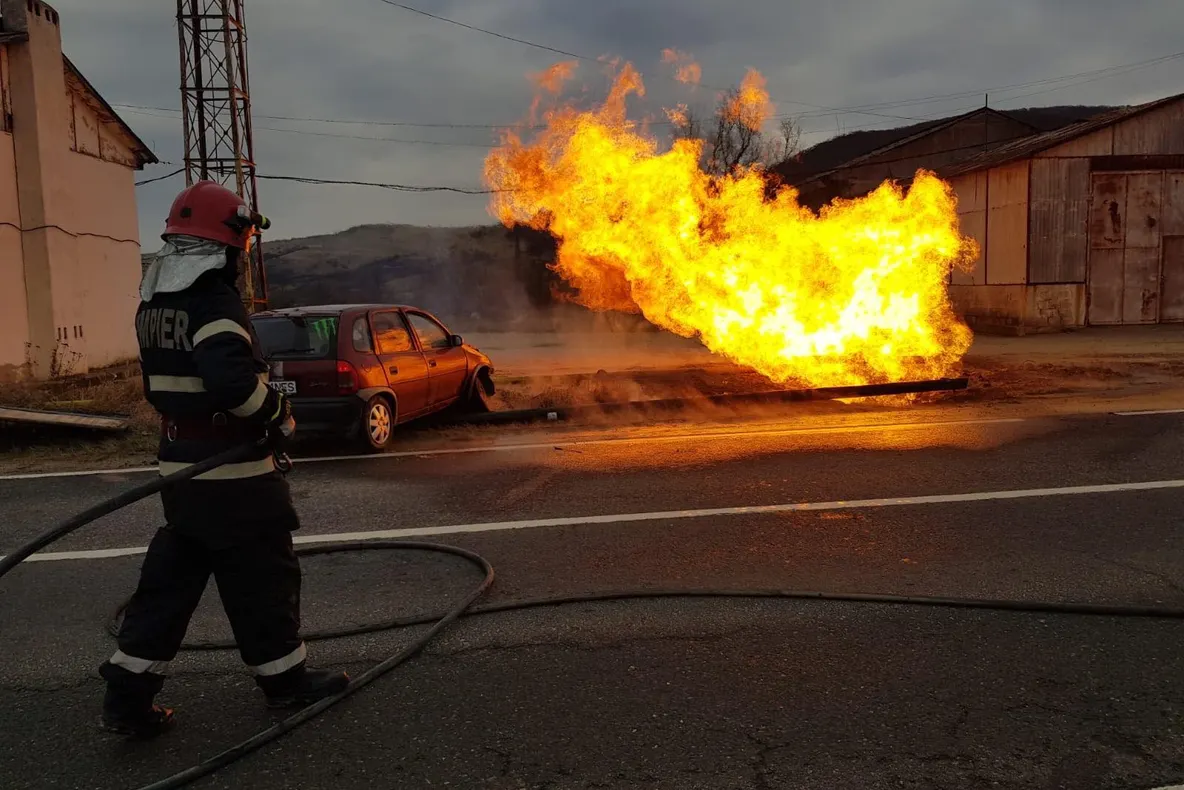 VIDEO-FOTO: Un șofer a lovit o țeavă de gaz în Petrești