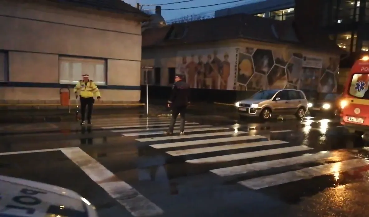 Persoană lovită pe trecerea de pietoni din zona ACR