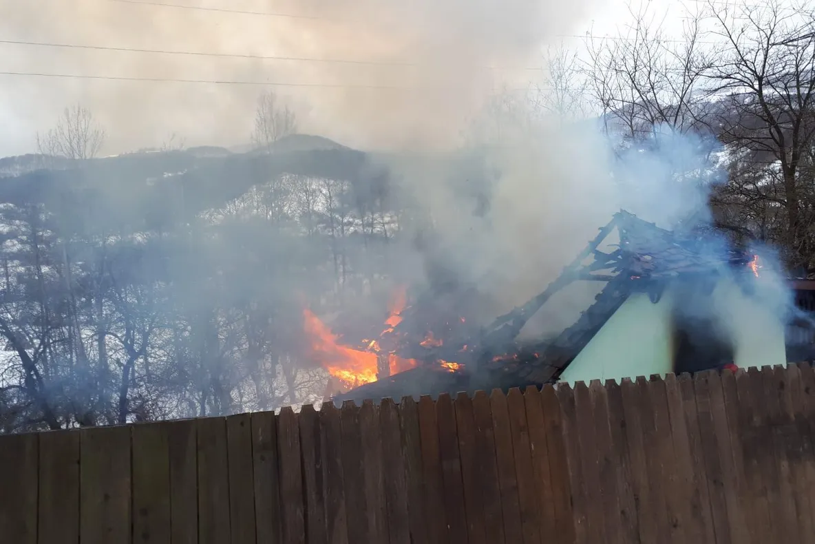 VIDEO&amp;FOTO: Incendiu la o casă din Poiana Ampoiului
