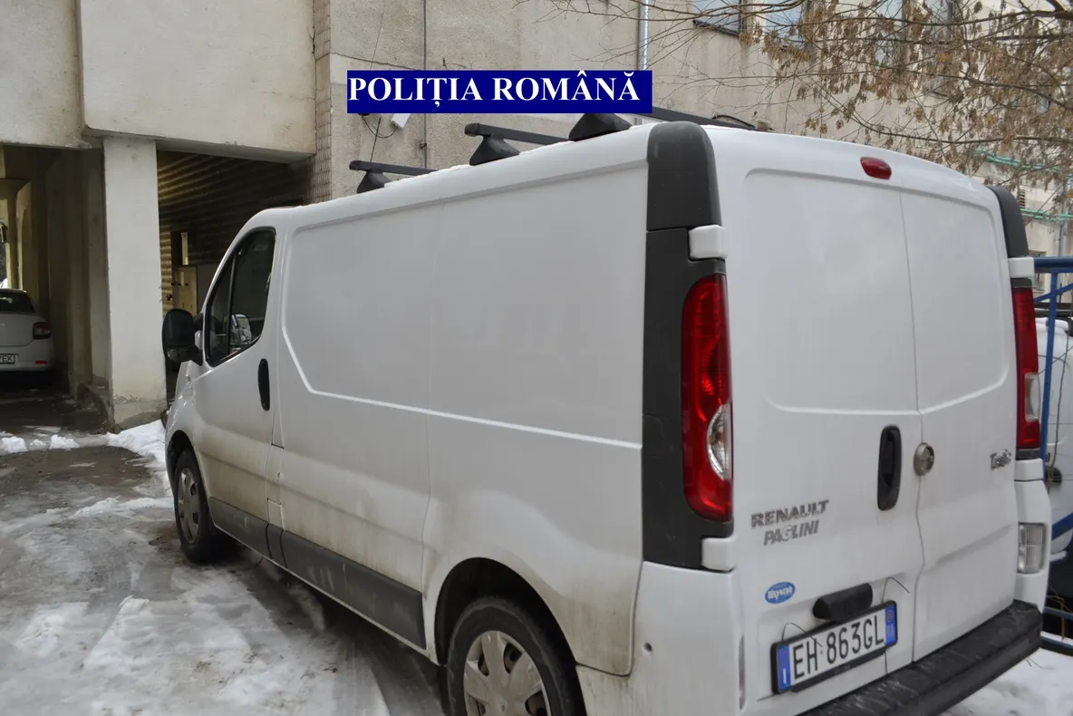 VIDEO&amp;FOTO: Autoutilitară căutată de autorităţile italiene, indisponibilizată de poliţiştii din Alba