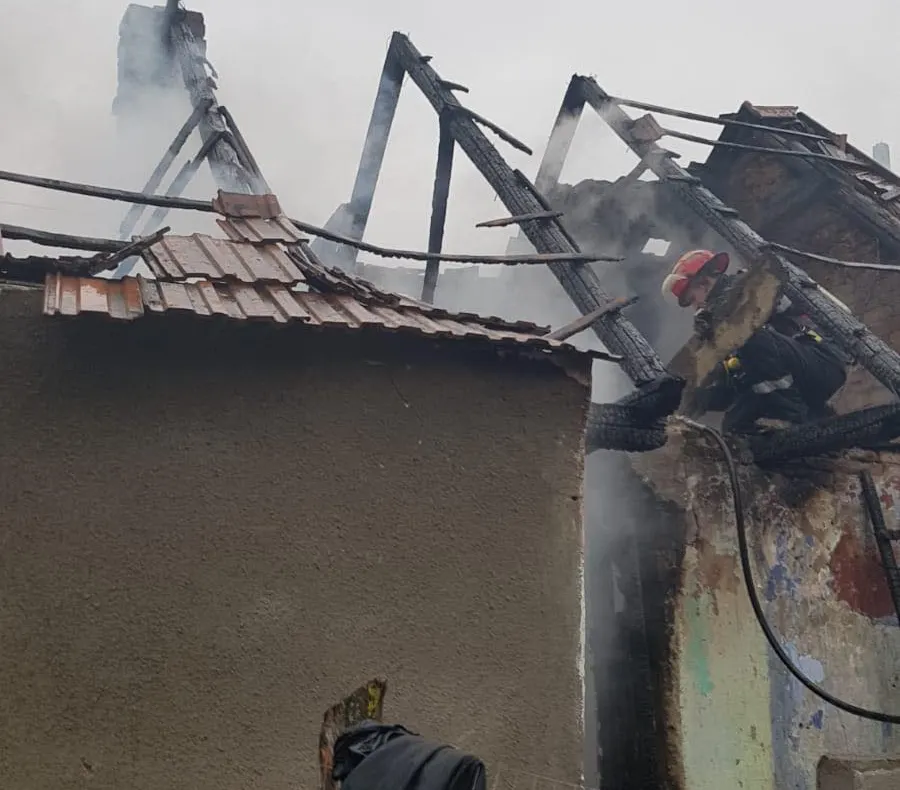 FOTO: Incendiu într-o locuință din Vama Seacă. Femeie de 77 de ani evacuată de pompieri.