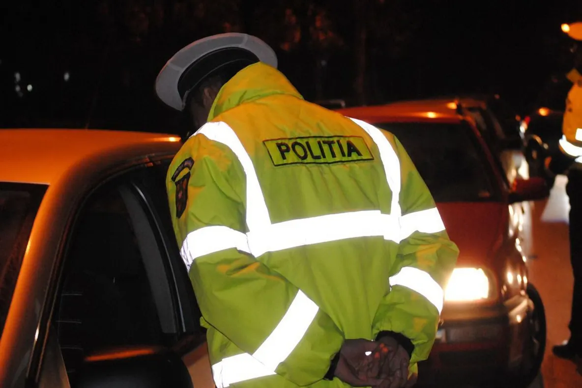 Doi tineri reținuți după ce au FURAT o mașină. Șoferul era beat și fără permis