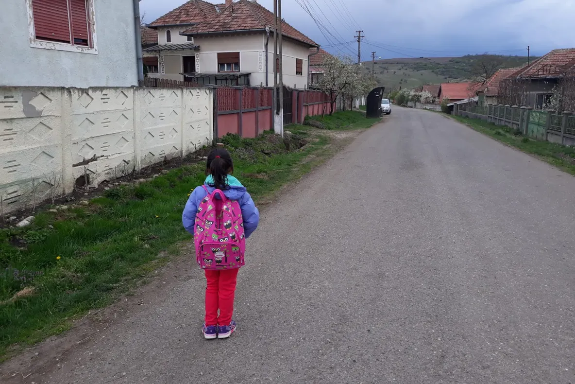 O elevă de 6 ani a ajuns acasă plină de sânge și cu nasul spart. A fost lovită de alți copii lăsați nesupravegheați în școală
