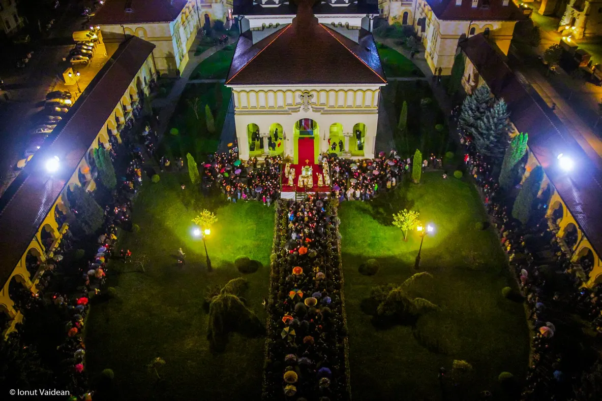Hristos a Înviat! Mii de credincioşi au luat LUMINĂ  în bisericile din Alba