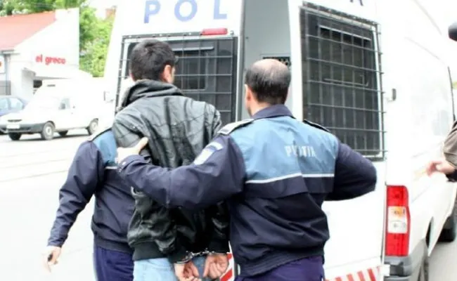 A spart o casă, a furat un portmoneu dar a ajuns pe mâna Poliției