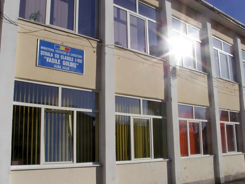 După ce a acuzat un elev de 11 ani că o spionează, o învățătoare încearcă marginalizarea și mutarea acestuia în altă clasă