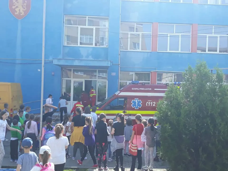 Incident GRAV într-o școală din Sebeș. Un elev s-a ales cu capul spart după ce tencuiala de la intrare în unitatea de învățământ s-a desprins.