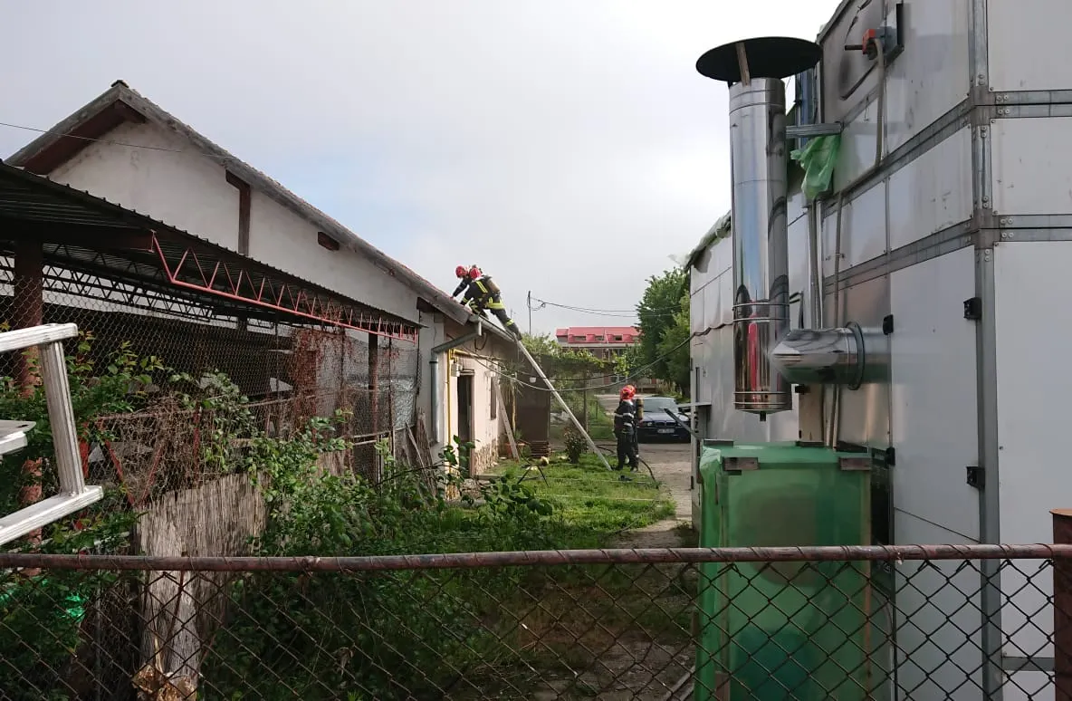 Incendiu la un atelier auto din Alba Iulia. Un scurt circuit electric la un pas să provoace o tragedie