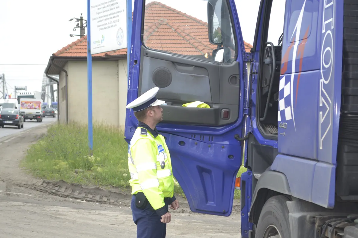Autovehiculele de transport persoane și marfă vor fi oprite pentru control