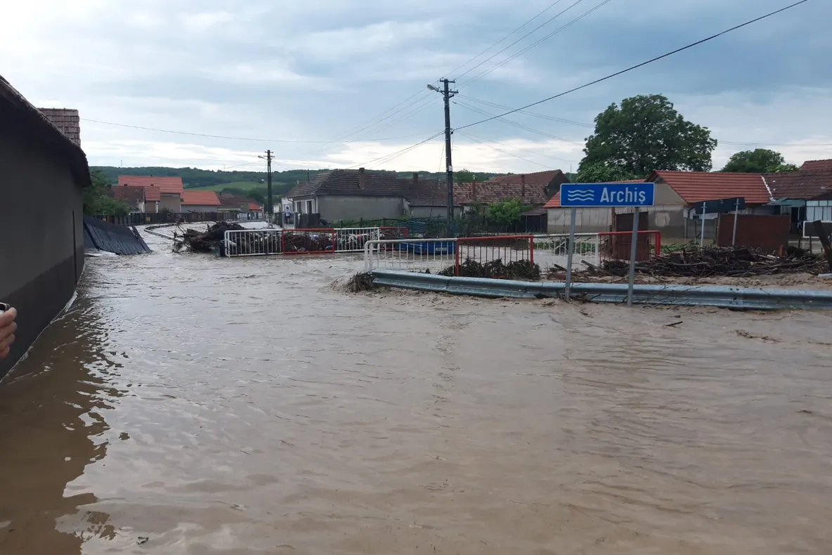 UPDATE - FOTO : Mai multe localități din județul Alba afectate în urma unei furtuni puternice.