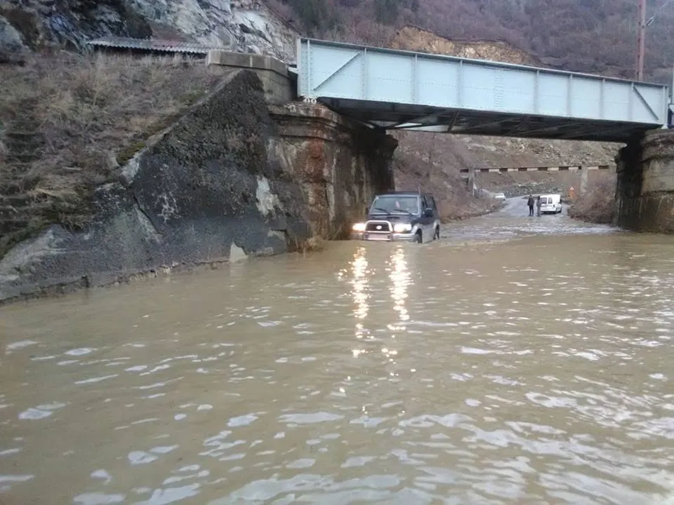 DN 67C blocat în județul Alba din cauza inundațiilor. Mai multe localități de pe Valea Sebeșului afectate în urma unei furtuni puternice.