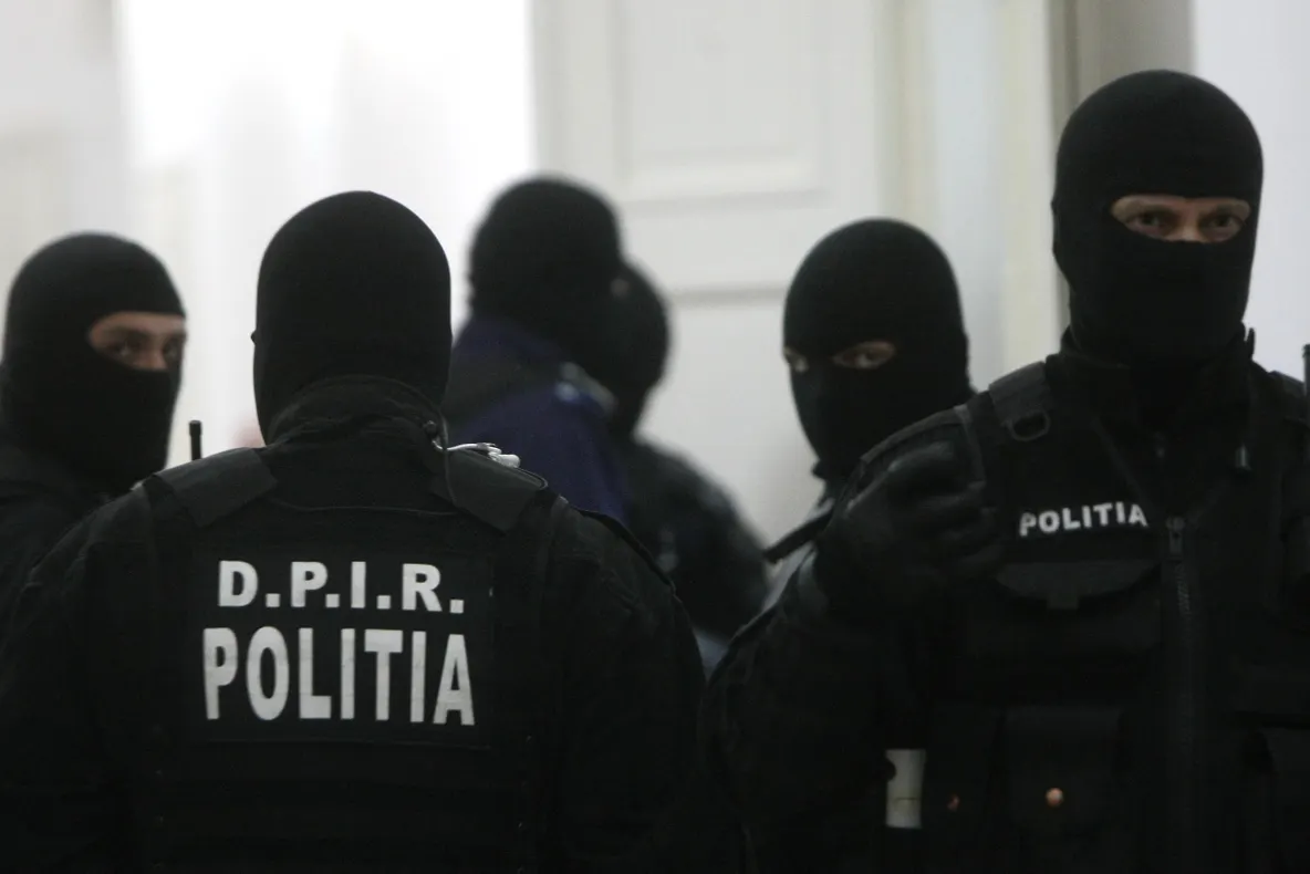 Percheziții de AMPLOARE la o firmă de curierat și la domiciliile unor angajați