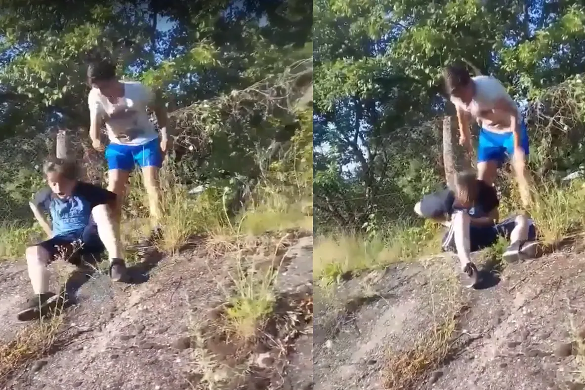 Tânăr reținut de polițiști după ce a fost filmat în timp ce lovea un alt băiat
