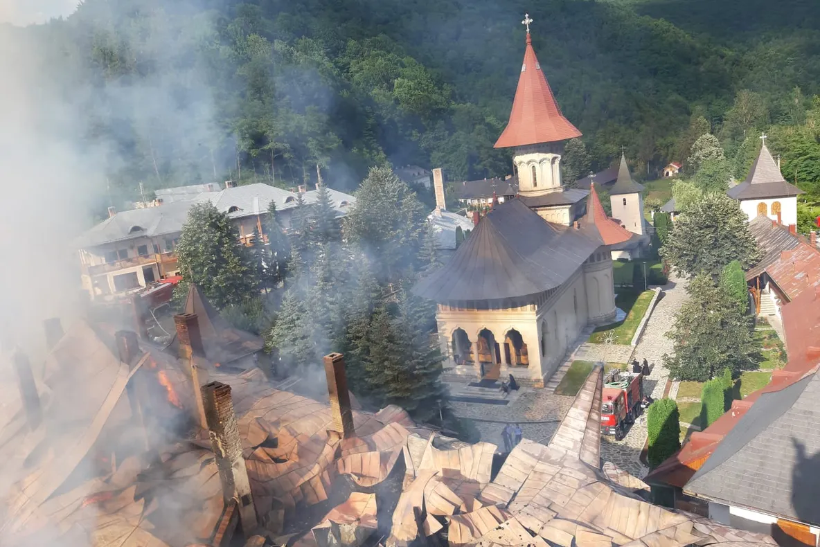 Scurtcircuit la un cablu electric este cauza producerii incendiului de la Mănăstirea Râmeț