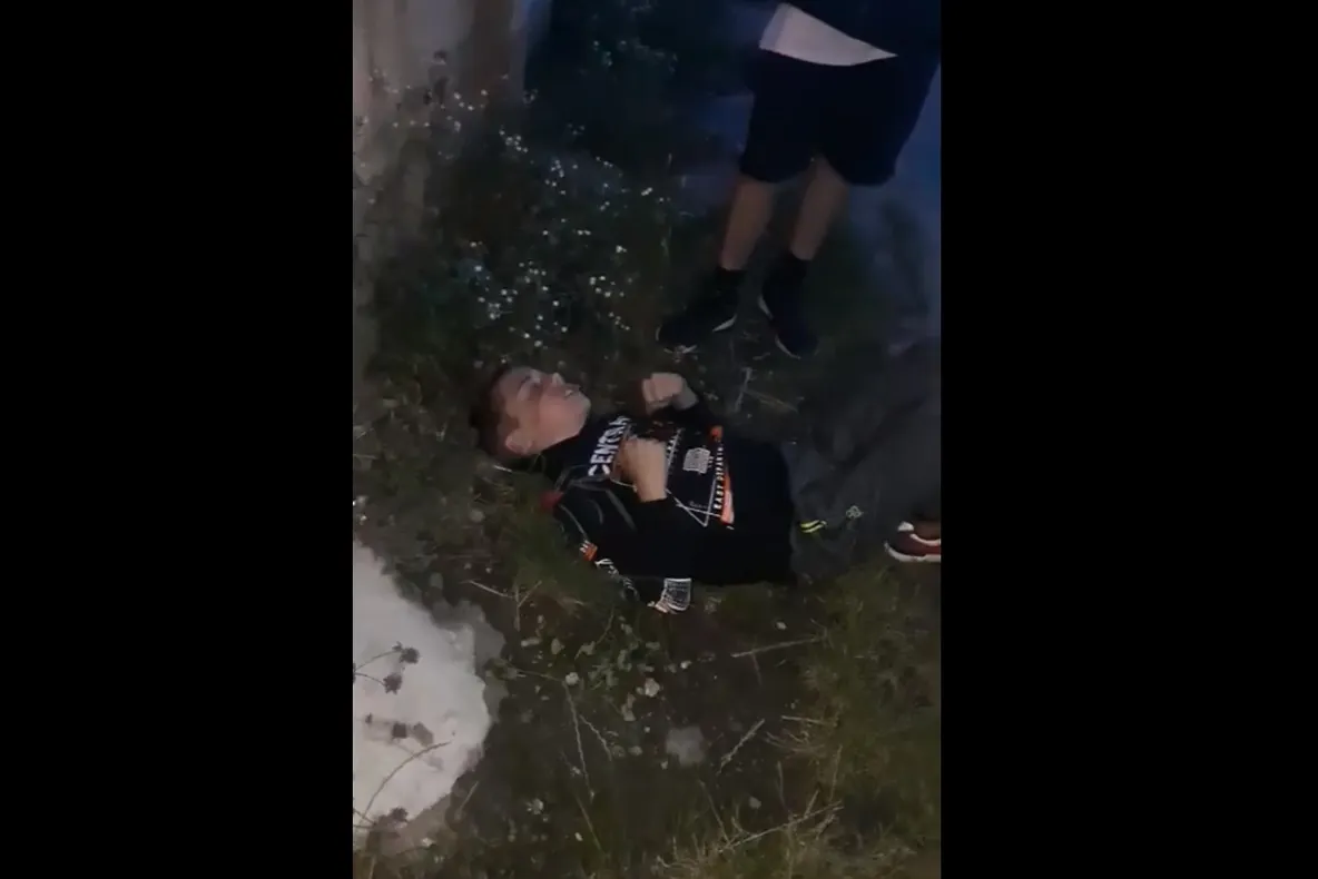 Imagini de GROAZĂ în Cugir. Băiețel bătut și umilit de un grup de copii.