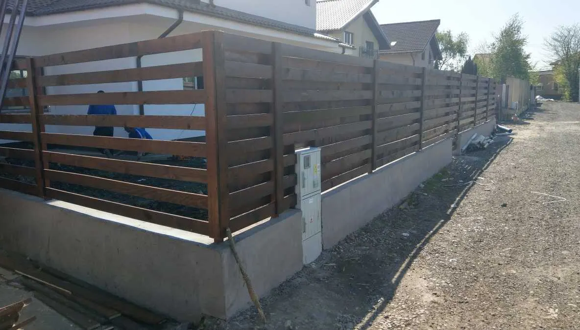 Scandal între două familii din cauza unui gard