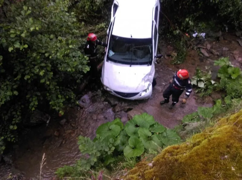 Un autoturism s-a răsturnat și a ajuns în albia râului Izvorul Ampoiului