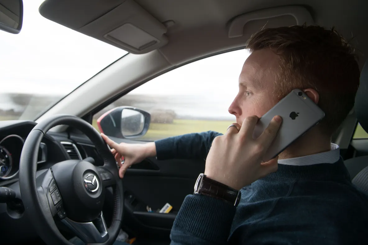Șoferi prinși cu telefonul la volan sau fără centură