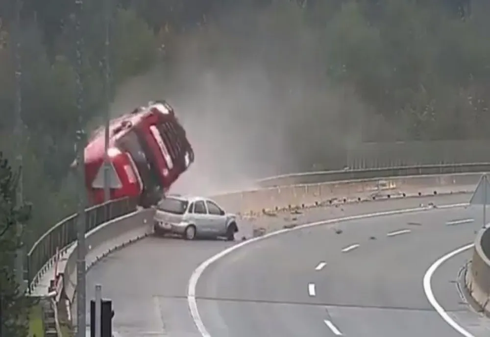  Momentul în care șoferul unui TIR moare salvând viața altui bărbat. S-a prăbușit de la 25 m înălțime 