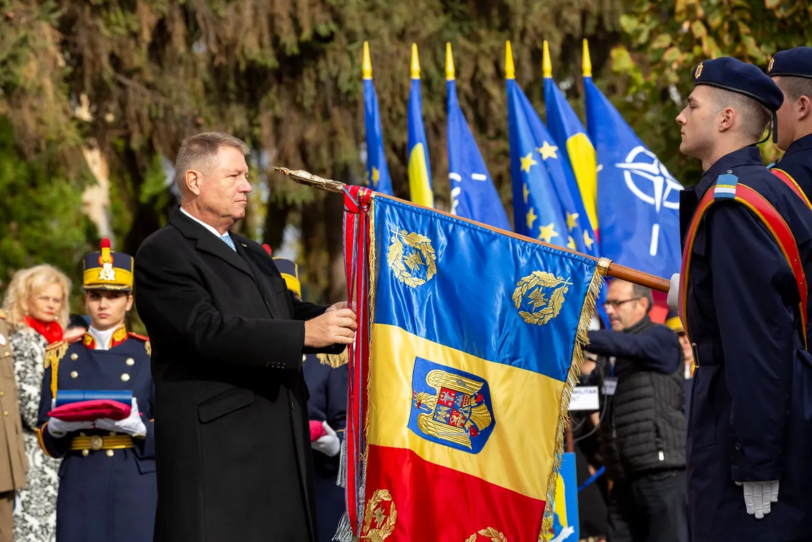 FOTO : Drapelul de Luptă al Colegiului Naţional Militar „Mihai Viteazul” decorat cu Ordinul „Virtutea Militară” în grad de Ofiţer