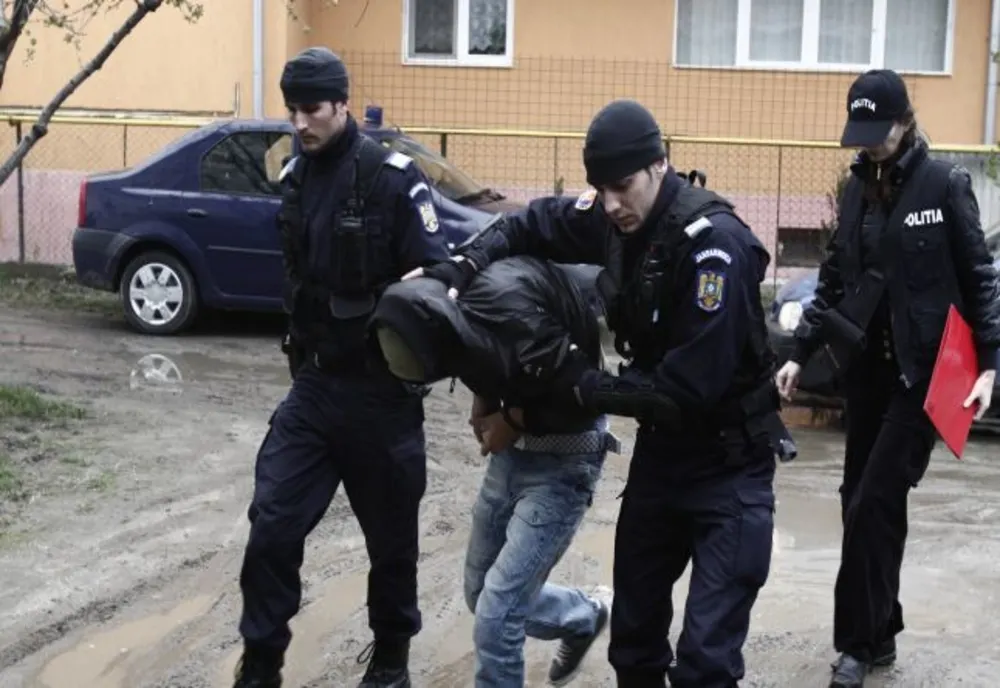 Au fost reținuți că au furat cutia milei dintr-o biserică și amendați pentru încălcarea restricţiilor de circulaţie, în condiţiile stării de urgenţă. 