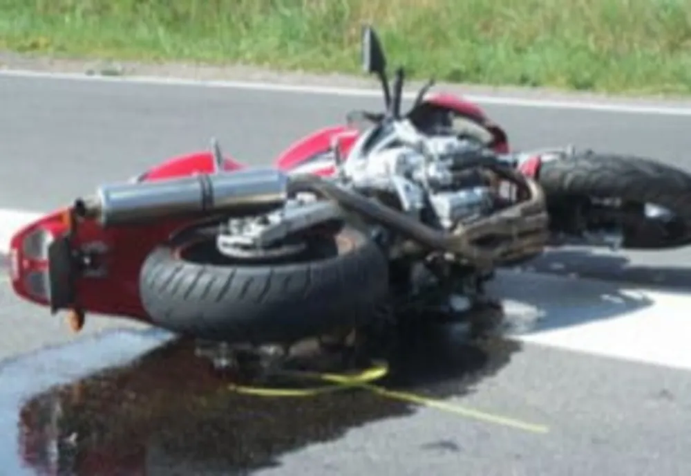 A întors mașina fără se se asigure și a rănit un motociclist