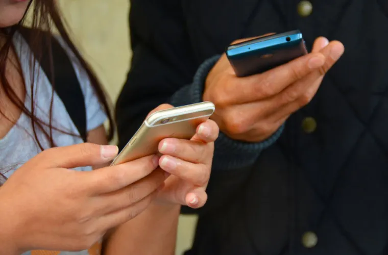 Atenție la telefoane! O adolescentă a fost tâlhărită într-o stație de autobuz