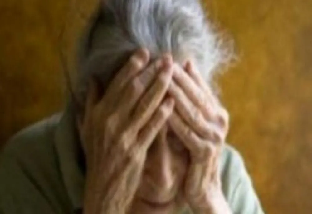 Atenție la persoanele care vă sună la ușă! O bătrână din Aiud a fost prădată de două femei