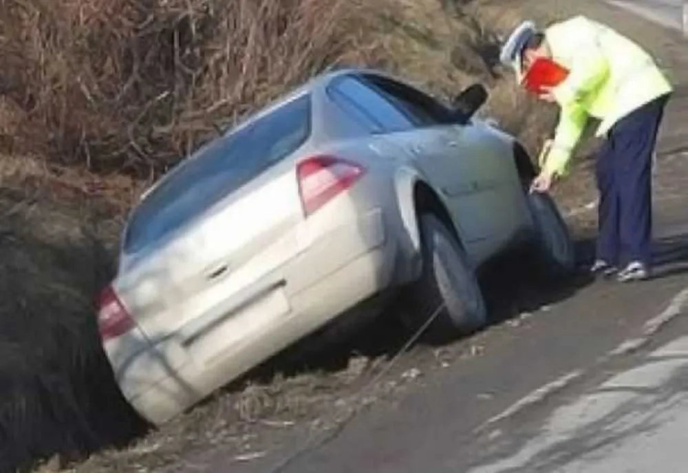 S-a urcat beat la volan și s-a oprit cu mașina în șanț