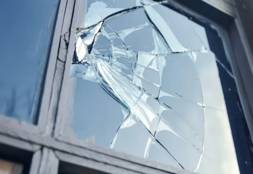 Un tânăr violent a fost liniștit de polițiști în arest