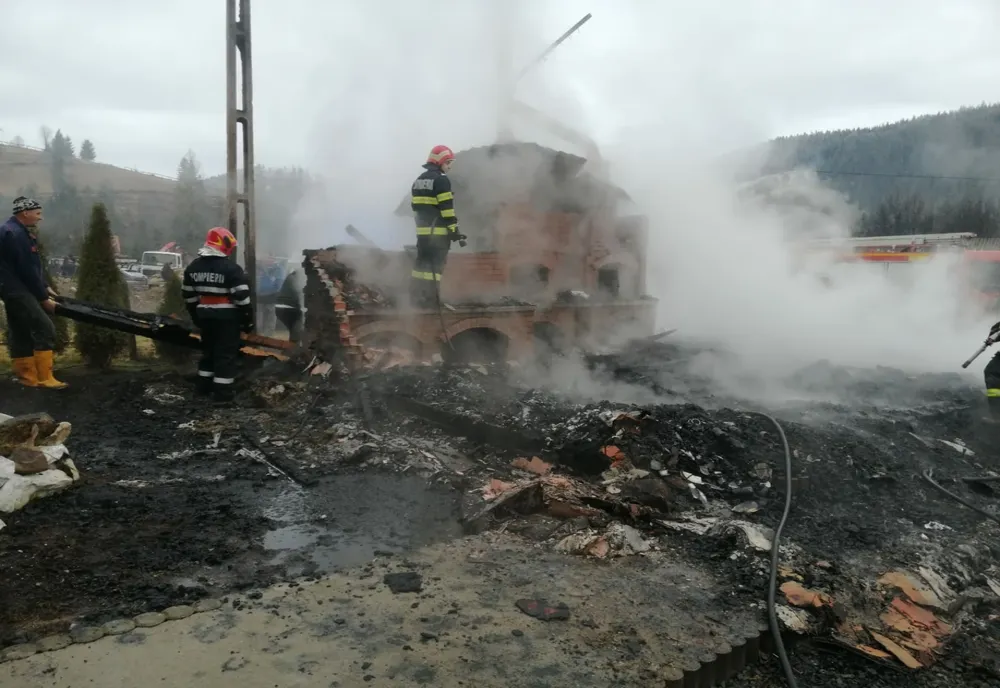 Un foișor s-a făcut scrumîn Arieșeni (FOTO)