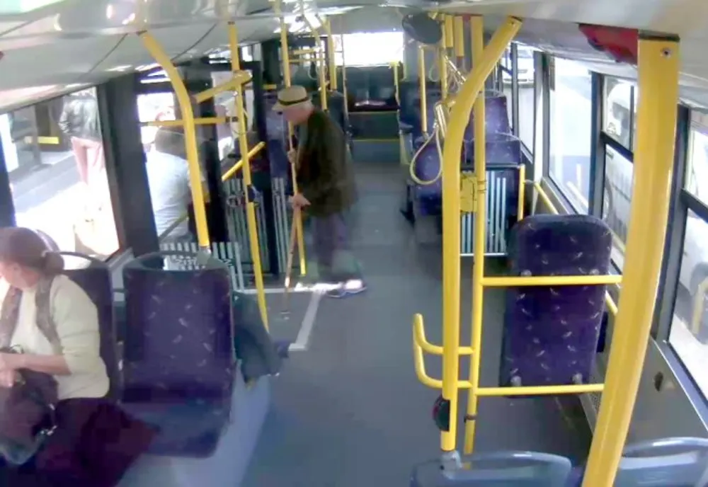 Conflict între primar şi firma care a obţinut contractul  pentru transportul local  