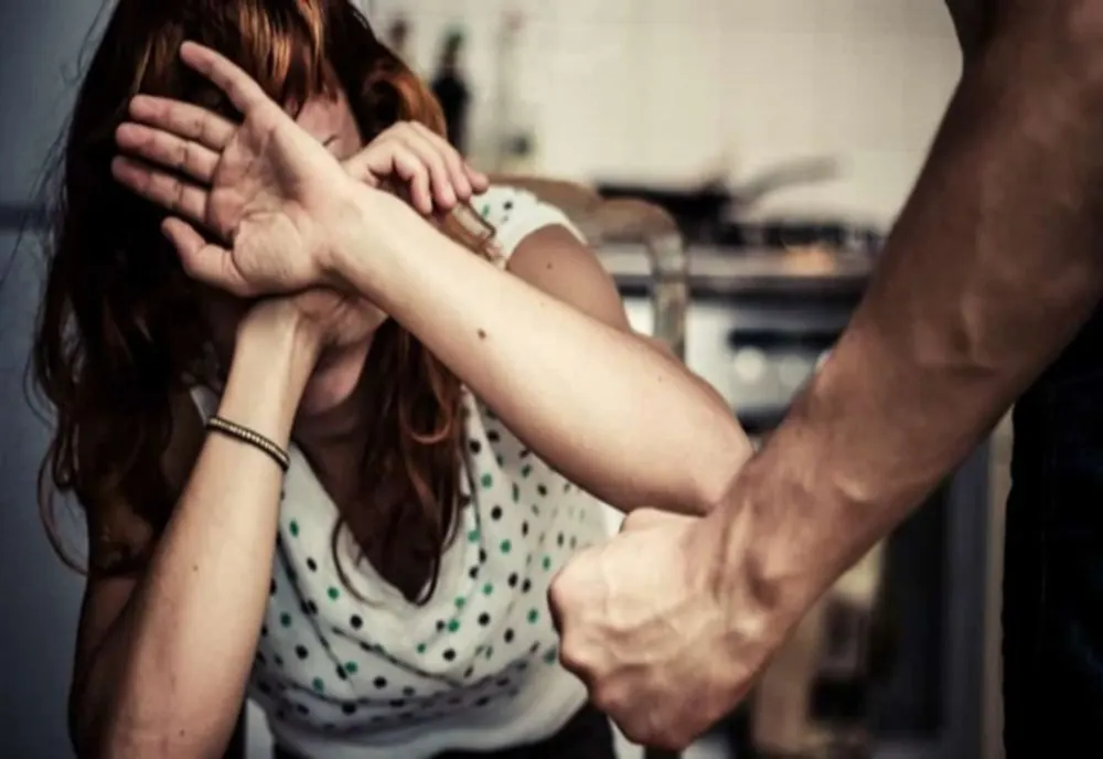 S-a ales cu dosar penal după ce și-a bătut și amenințat partenera