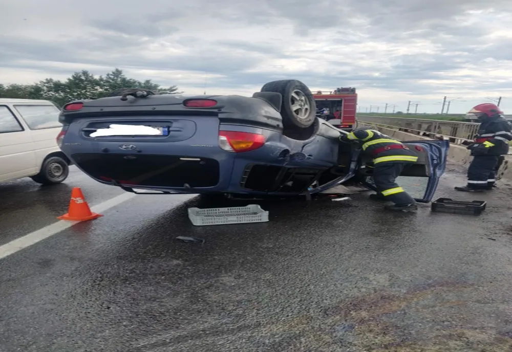 Autoturism răsturnat după ce s-a izbit de un cap de pod 