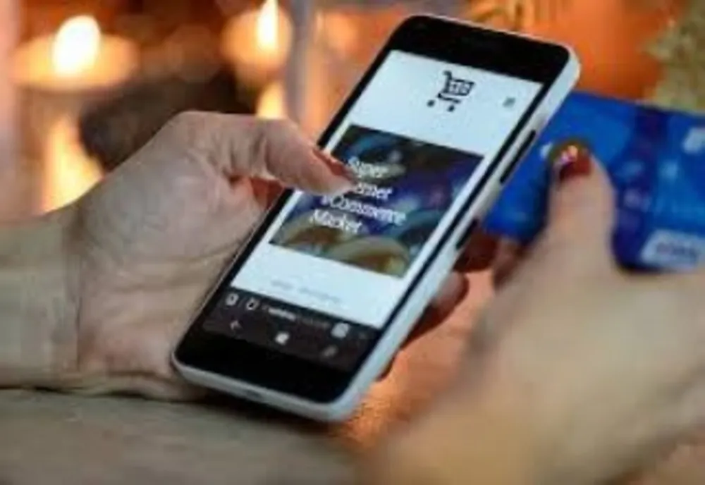 Și-a făcut cumpărăturile pe internet folosind, fără drept, datele unui card bancar! Acum e în arest!