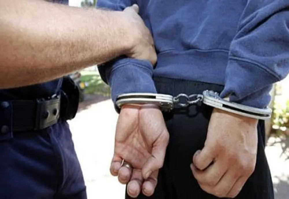 Reținut de polițiști pentru lovire sau alte violențe și amenințare 