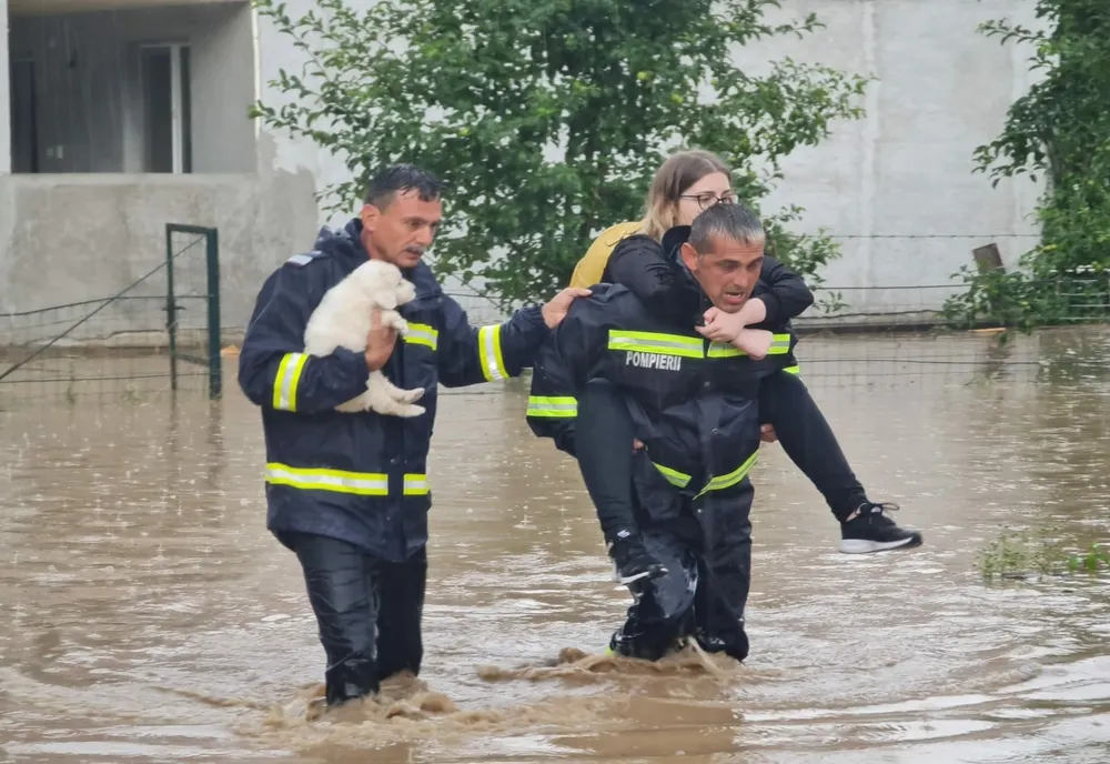 Persoane evacuate, drumuri blocate și inundații în Alba