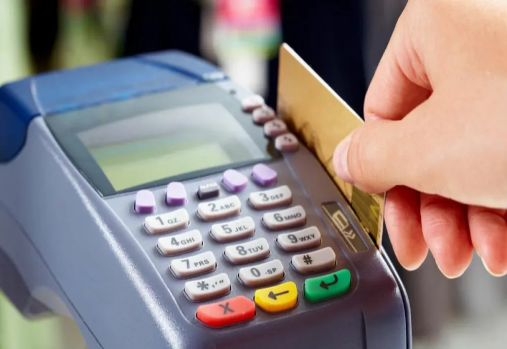 A efectuat plăți cu un card găsit, iar acum este în arest