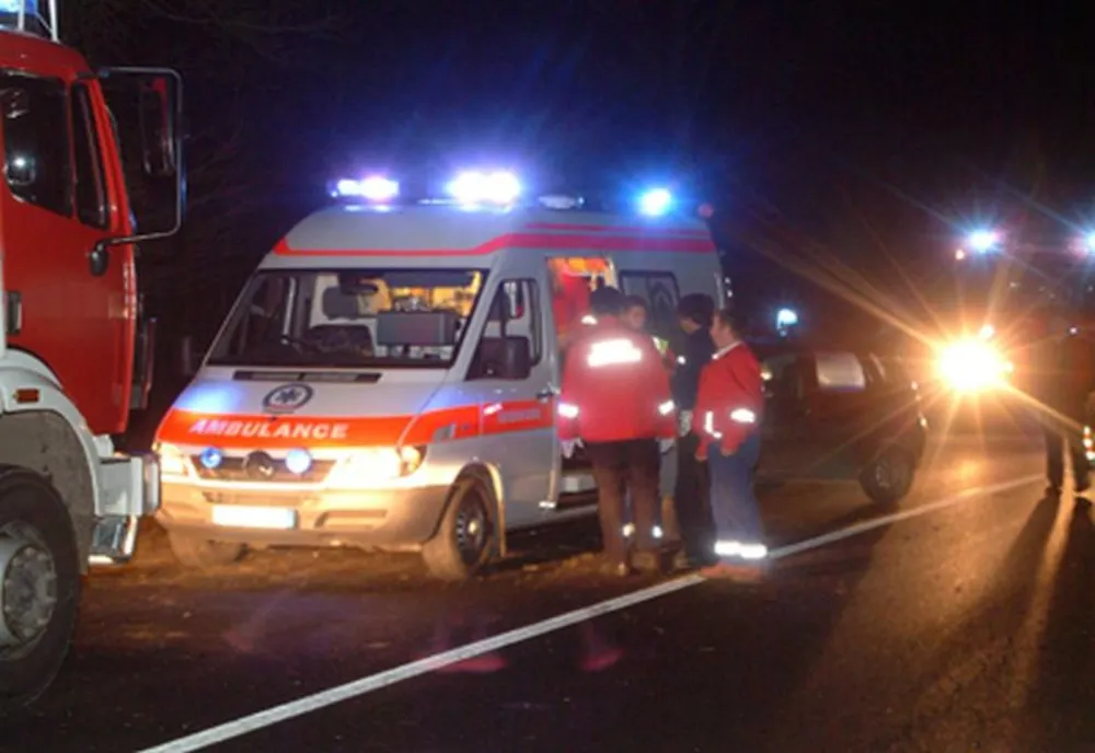 Cascadorie pe șosea: o femeie a ajuns la spital